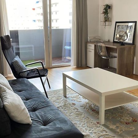 2 Bedroom Apartment Next To Metro U1 And Garage Parking Viena Exterior foto